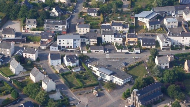 A VENDRE, LOPERHET, Maison centre bourg, A rénover 